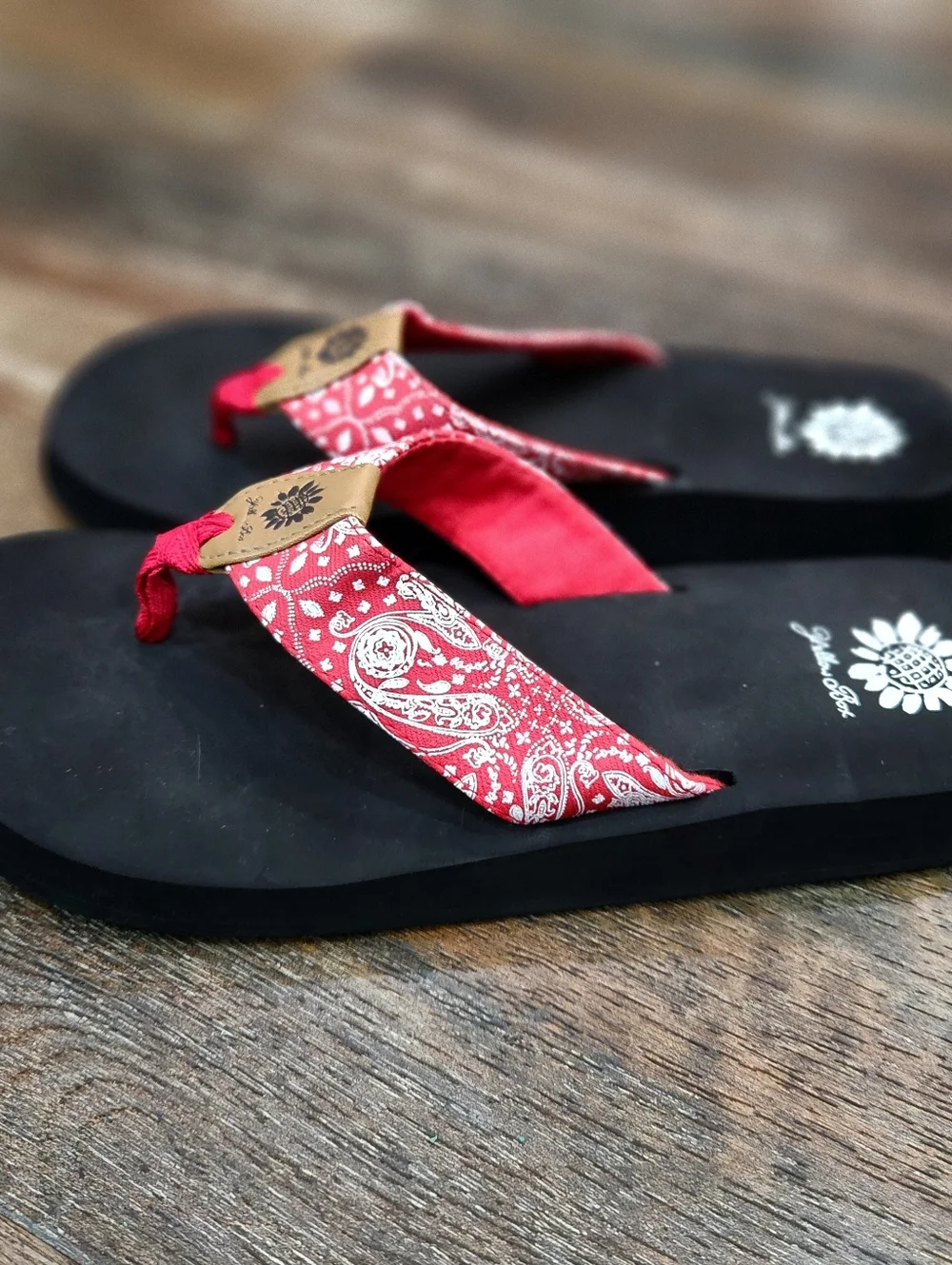 Yellow Box Flander Red Paisley Bandana Print Flip Flops - Women's Size 8.5 - Picture 5 of 8